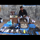 Dagmars Sandalen bekommen in Margao eine neue Sohle